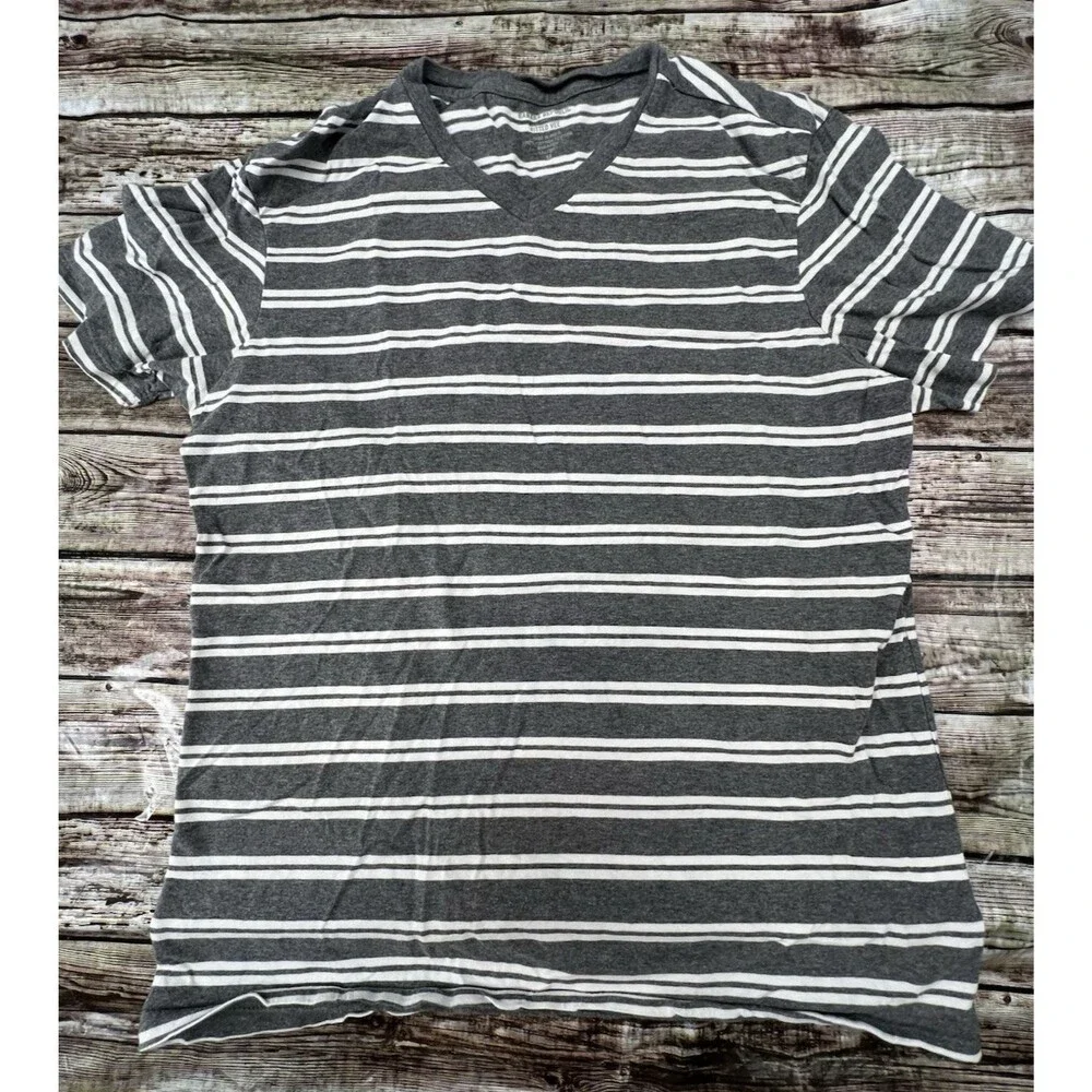 Banana Republic Men's Size Medium Fitted Vee T-Shirt Gray/White Stripe